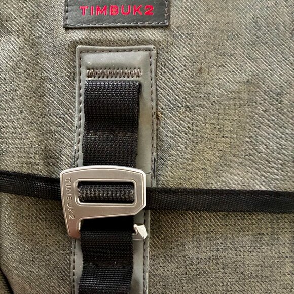 Timbuk2 Messenger/Computer Bag in Army green/gray. Excellent Condition - Picture 3 of 5